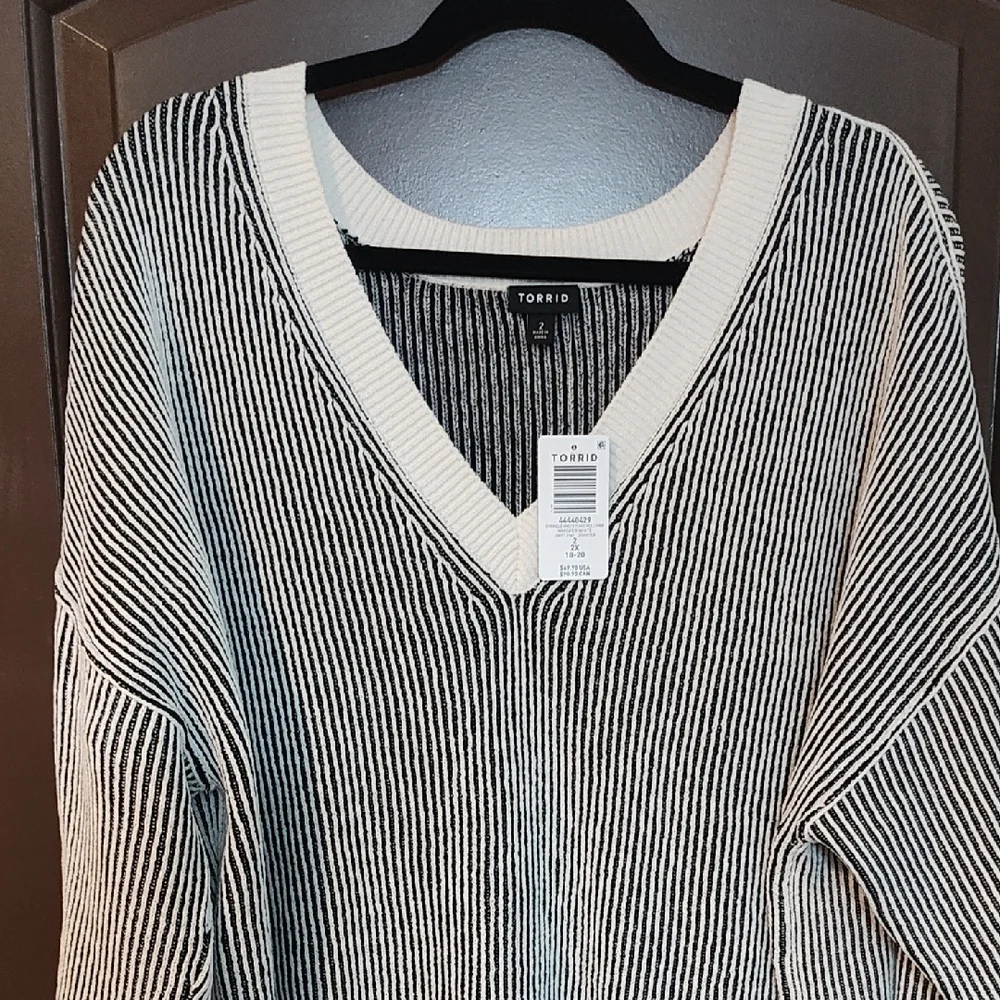 Torrid Black and White Chenille V-Neck Tunic - Picture 2 of 3